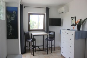 Superior Double Room, 1 Double Bed | Minibar, in-room safe, desk, blackout drapes - Casetta Minghitto (Anacapri)