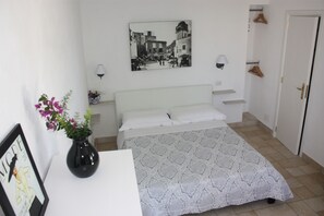 Superior Double Room, 1 Double Bed | Minibar, in-room safe, desk, blackout drapes - Casetta Minghitto (Anacapri)