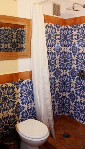 Standard-Doppelzimmer | Badezimmer | Dusche, kostenlose Toilettenartikel, Haartrockner, Handtücher
