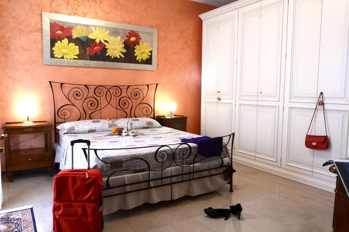Chambre Double Classique, salle de bains attenante | Couette en duvet d'oie, bureau, Wi-Fi gratuit, draps fournis