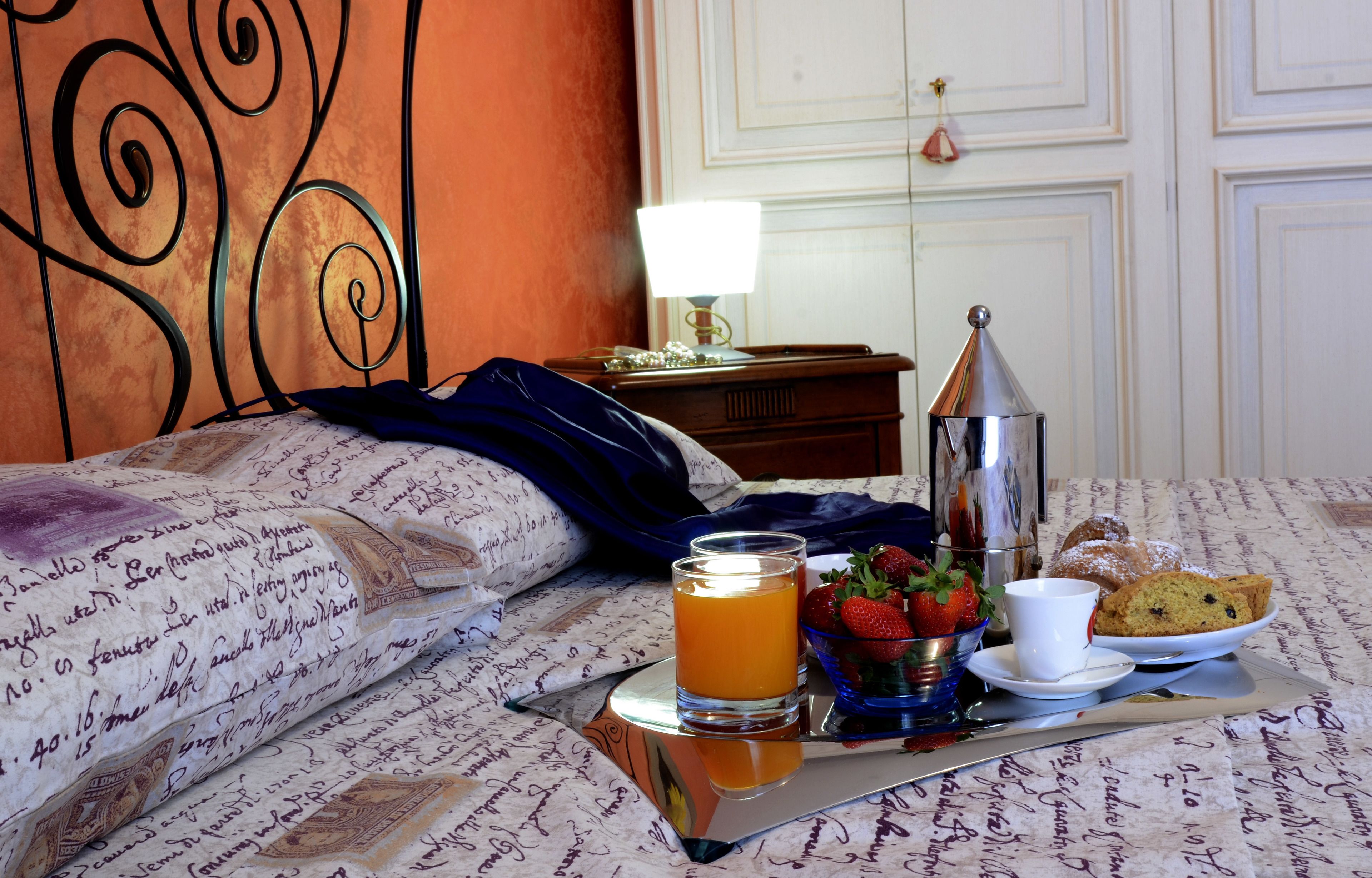 Chambre Double Classique, salle de bains attenante | Couette en duvet d'oie, bureau, Wi-Fi gratuit, draps fournis