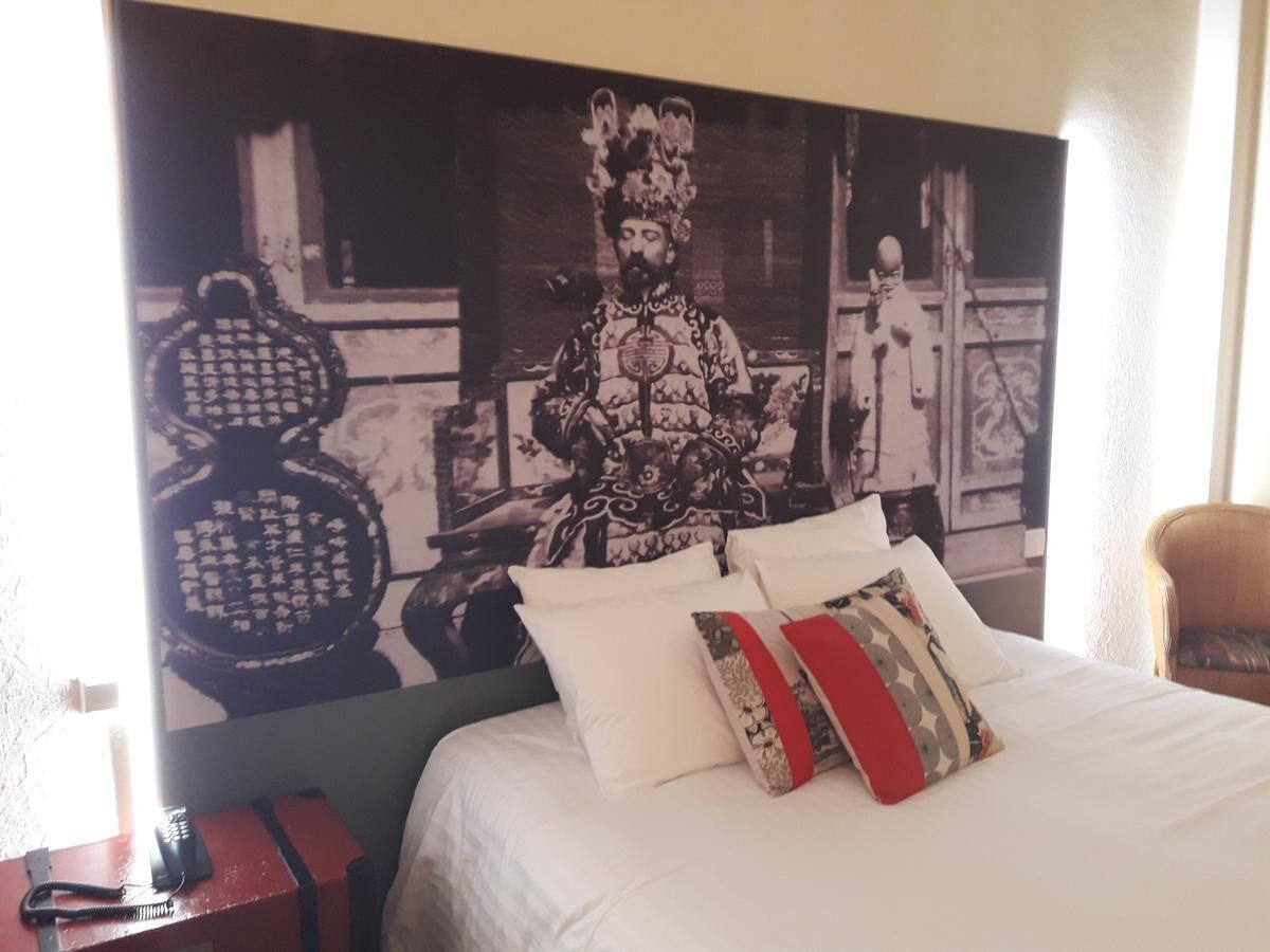 Escritorio, wifi gratis y ropa de cama 