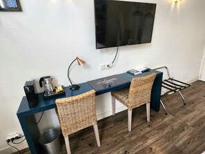 Escritorio, wifi gratis y ropa de cama 