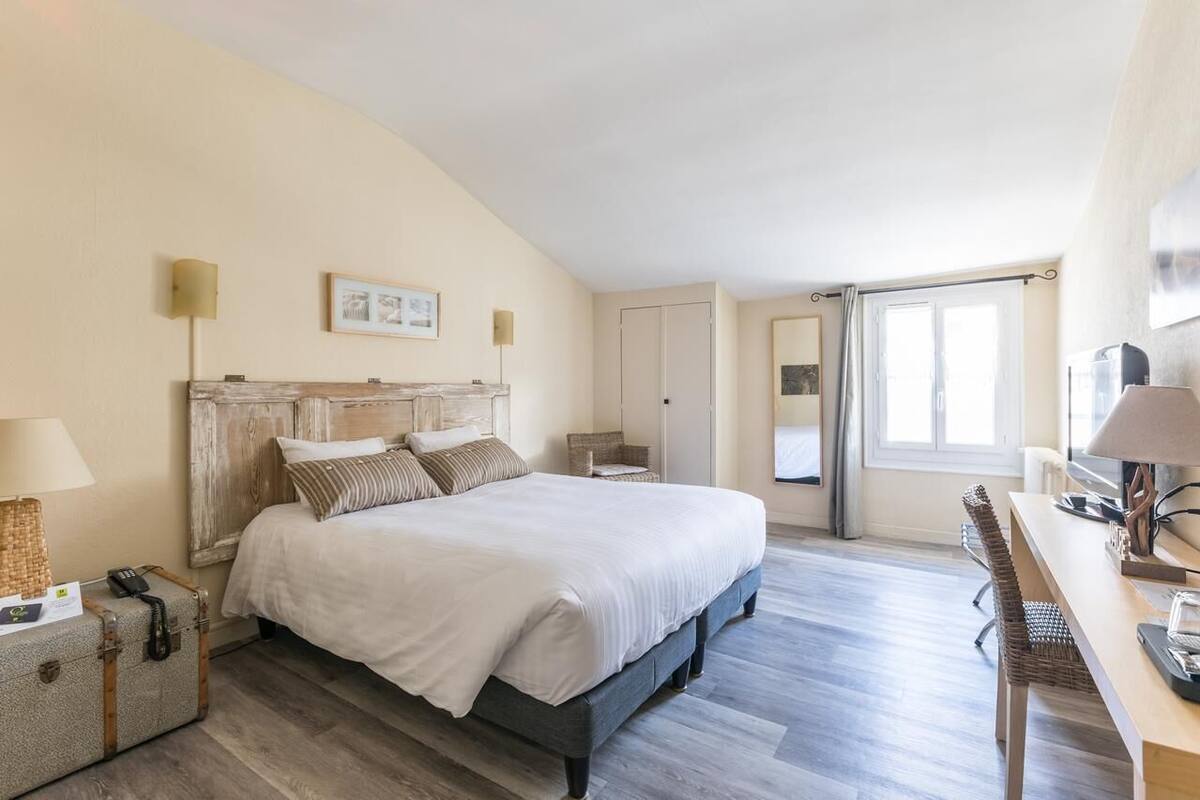 Desk, WiFi (free), bed sheets
