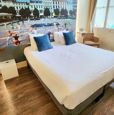 Desk, free WiFi, bed sheets