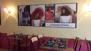 Daily buffet breakfast for a fee - Hôtel La Fayette (Rochefort)