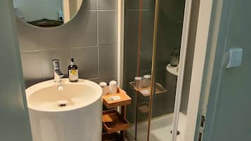 Douche, articles de toilette (gratuits), séchoir à cheveux