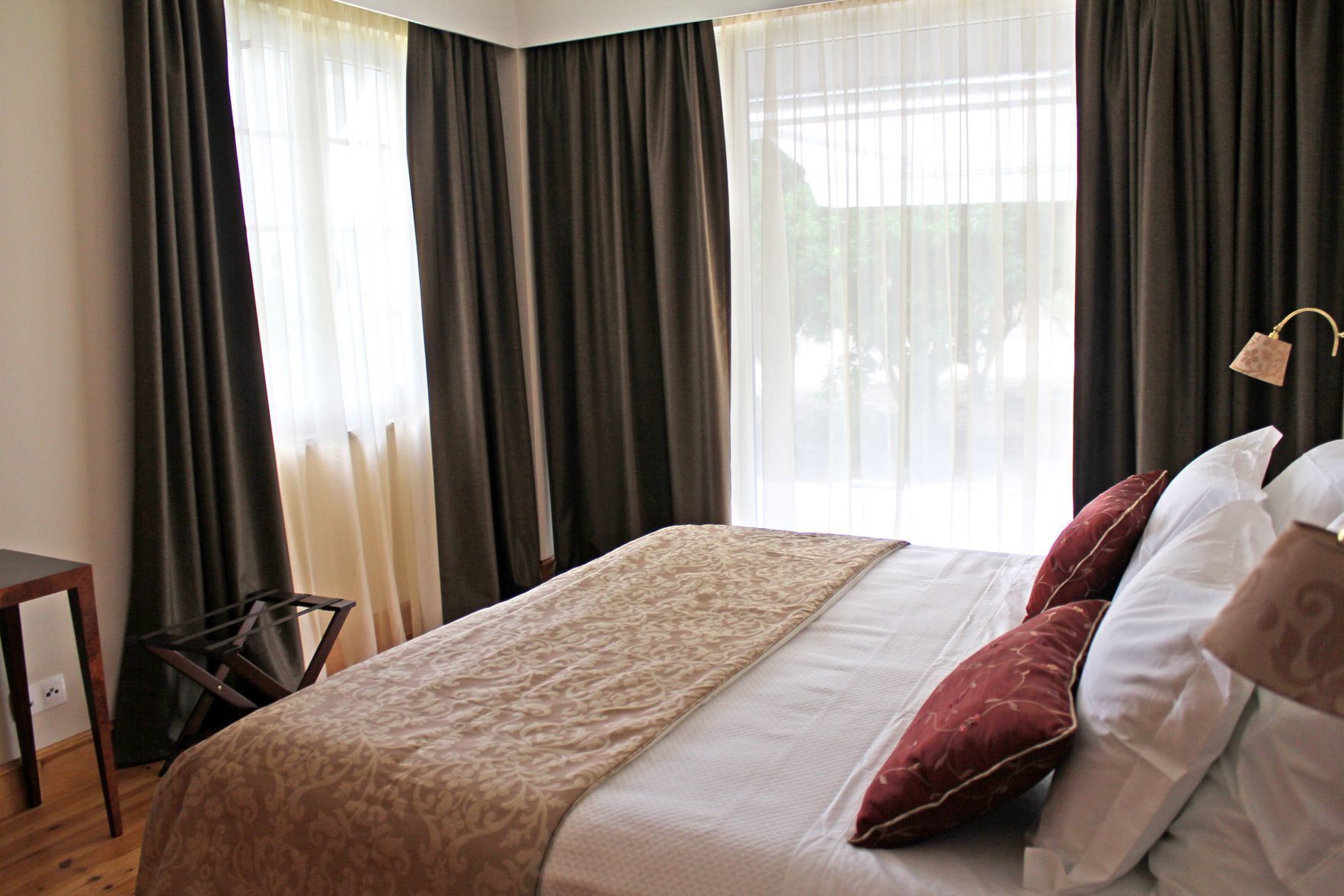 خزنة داخل الغرفة ومكتب وستائر تعتيم وتجهيزات عازلة للصوت