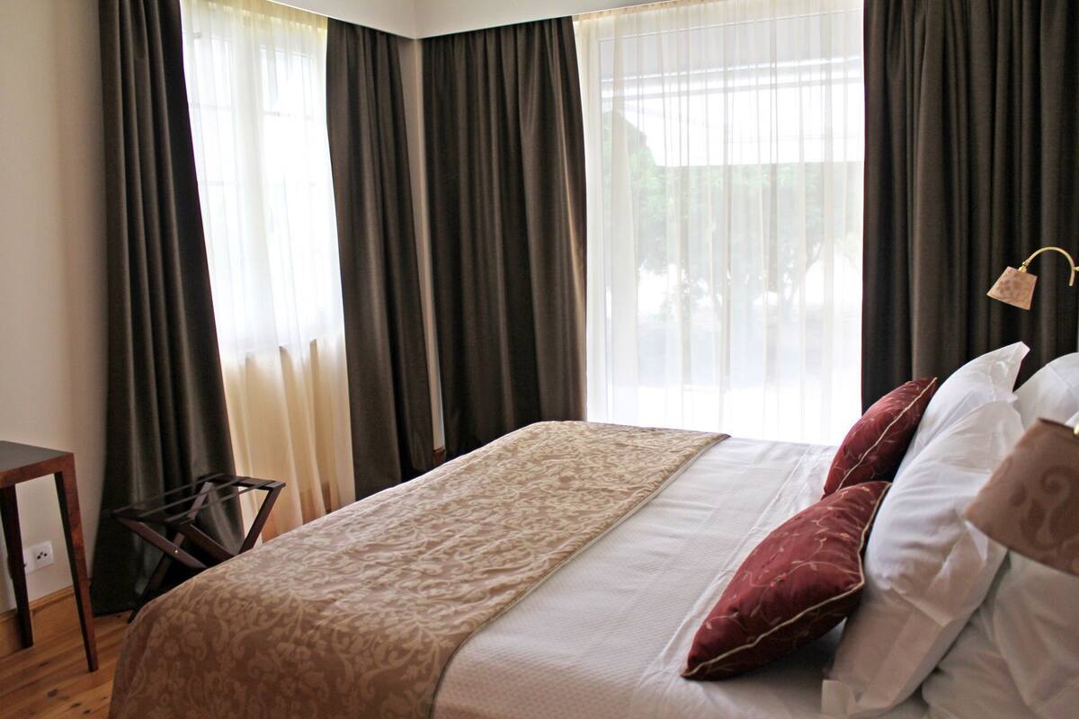 خزنة داخل الغرفة ومكتب وستائر تعتيم وتجهيزات عازلة للصوت