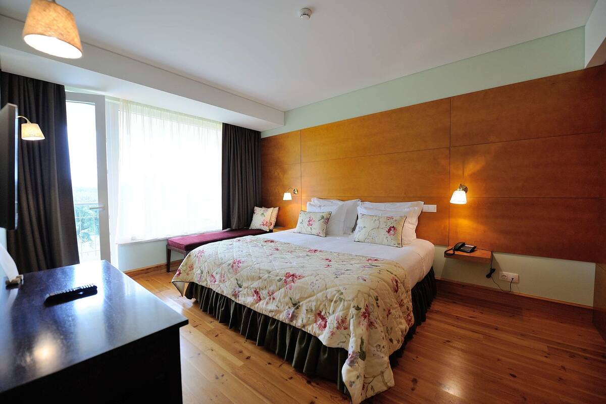 خزنة داخل الغرفة ومكتب وستائر تعتيم وتجهيزات عازلة للصوت