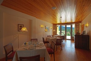 A dining area with wooden ceiling and large windows. Tables are set with plates and glasses. - Cabeças do Reguengo (Portalegre)
