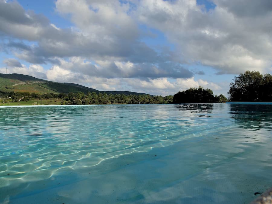 Una piscina al aire libre de temporada