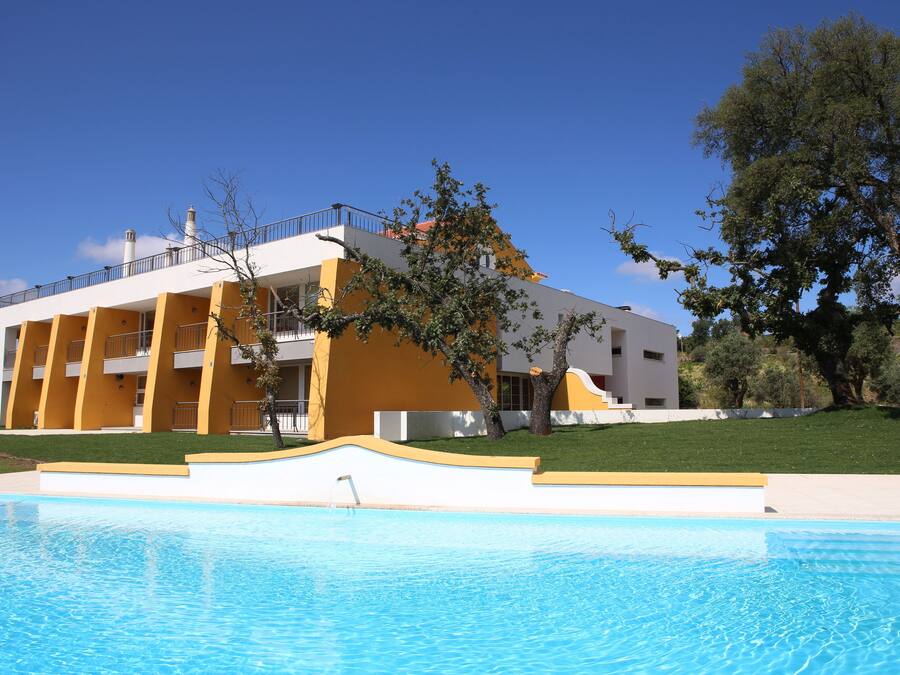 Una piscina al aire libre de temporada