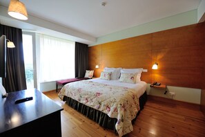 Habitación clásica con 1 cama matrimonial o 2 individuales, balcón | Caja de seguridad en la habitación, escritorio y cortinas blackout 