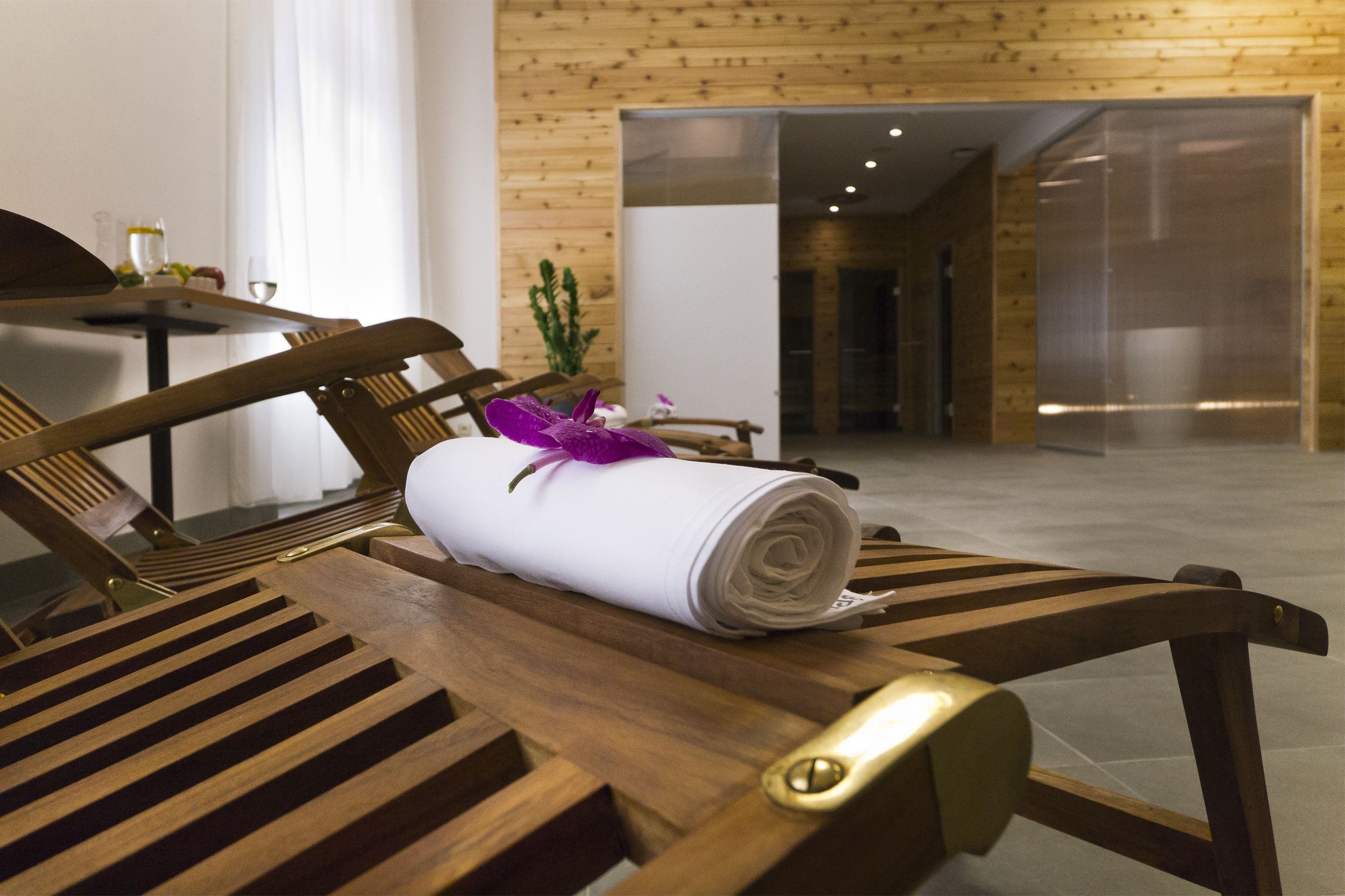 sauna, hot tub, body treatments, hydrotherapy, aromatherapy, body wraps