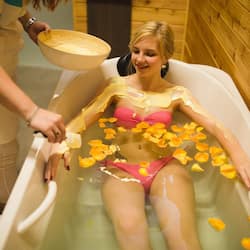 Sauna, poreallas, vartalohoitoja, hydroterapiaa, aromaterapiaa