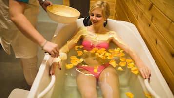 Badstue, boblebad, kroppsbehandlinger, hydroterapi og aromaterapi