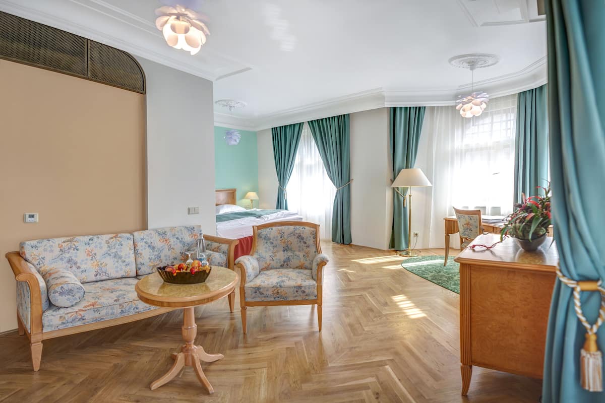Junior suite | Een minibar, een kluis op de kamer, een bureau