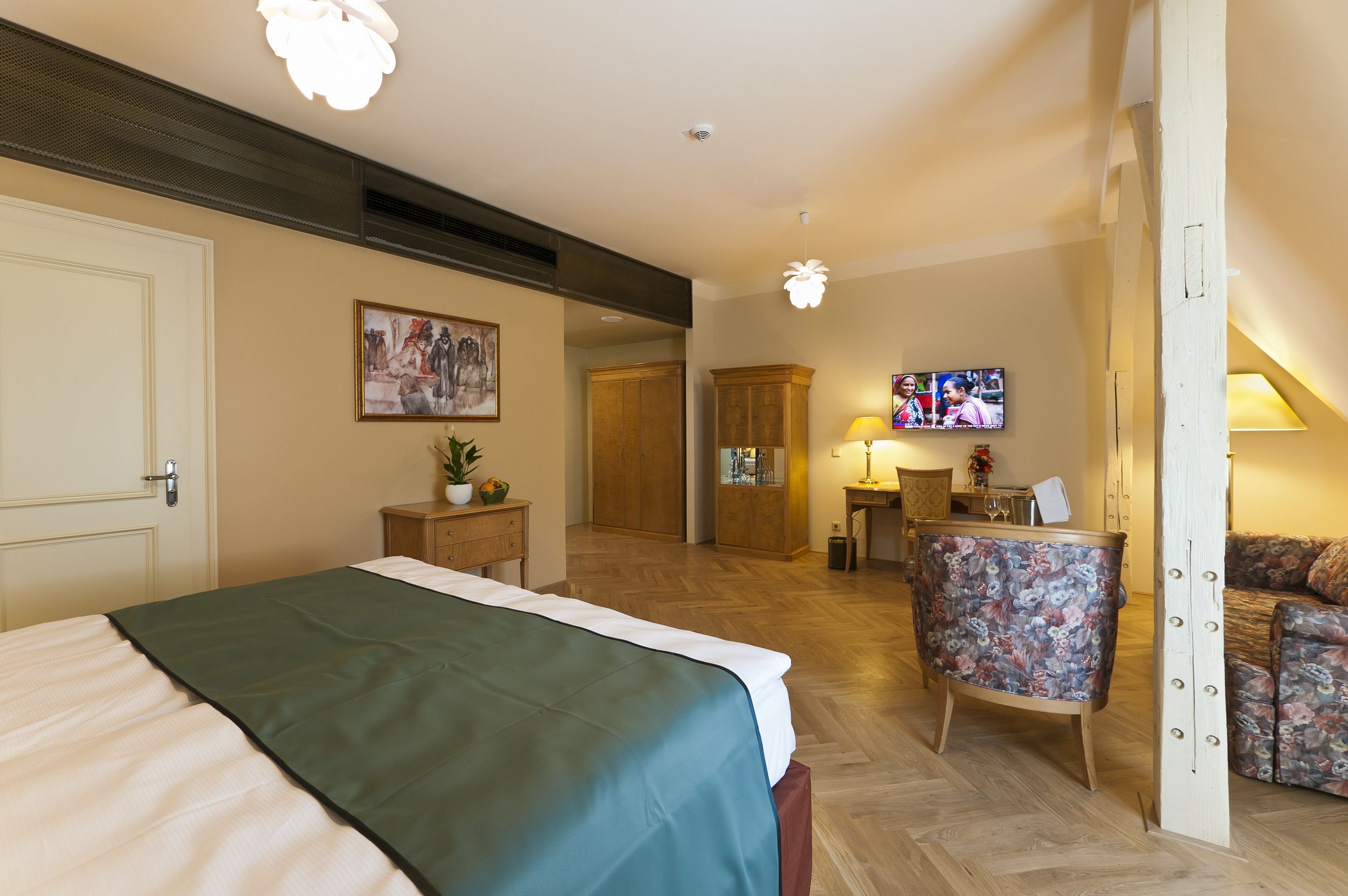 Superior Double Room | Minibar, in-room safe, desk, iron/ironing board