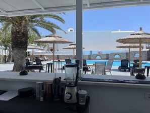 Seasonal outdoor pool, pool umbrellas, sun loungers - Albatros Hotel (Santorini)