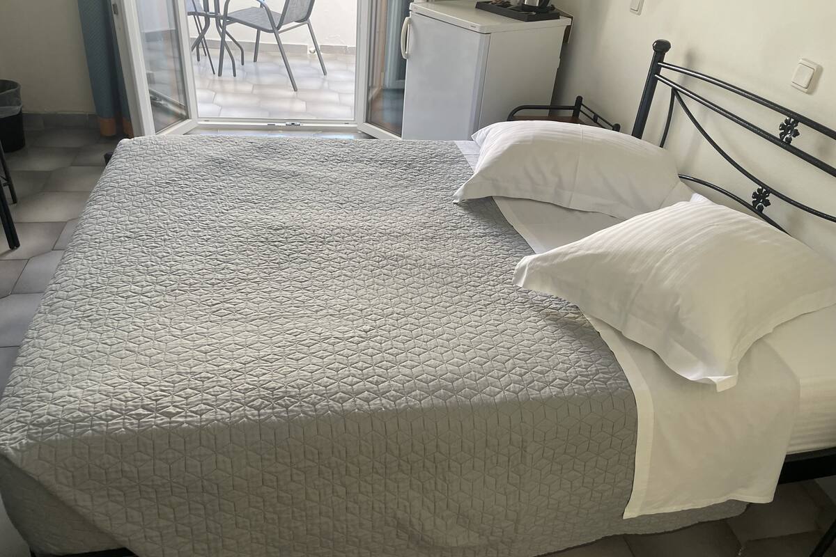 economy double room | 1 bedroom, in-room safe, laptop workspace, iron/ironing board