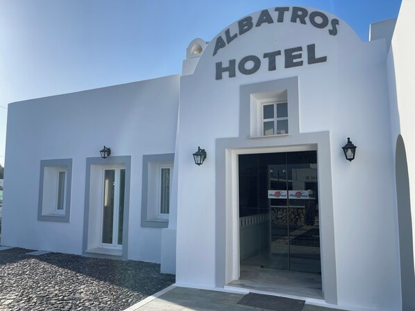 L’extérieur de l’hôtel Albatros se caractérise par sa façade blanche, son grand hall d’entrée vitré et ses deux petites fenêtres.