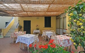 Outdoor dining - Verdesolemare (Pietrasanta)