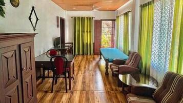AC Luxury Cottage | Living area