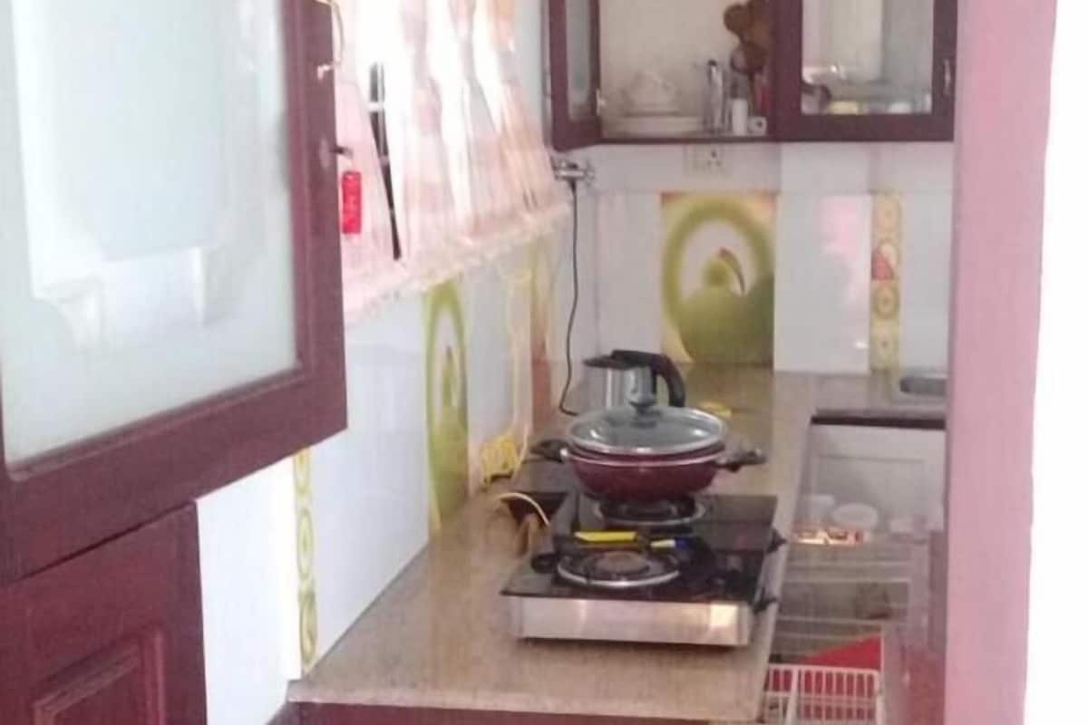 ac luxury cottage | private kitchen | fridge