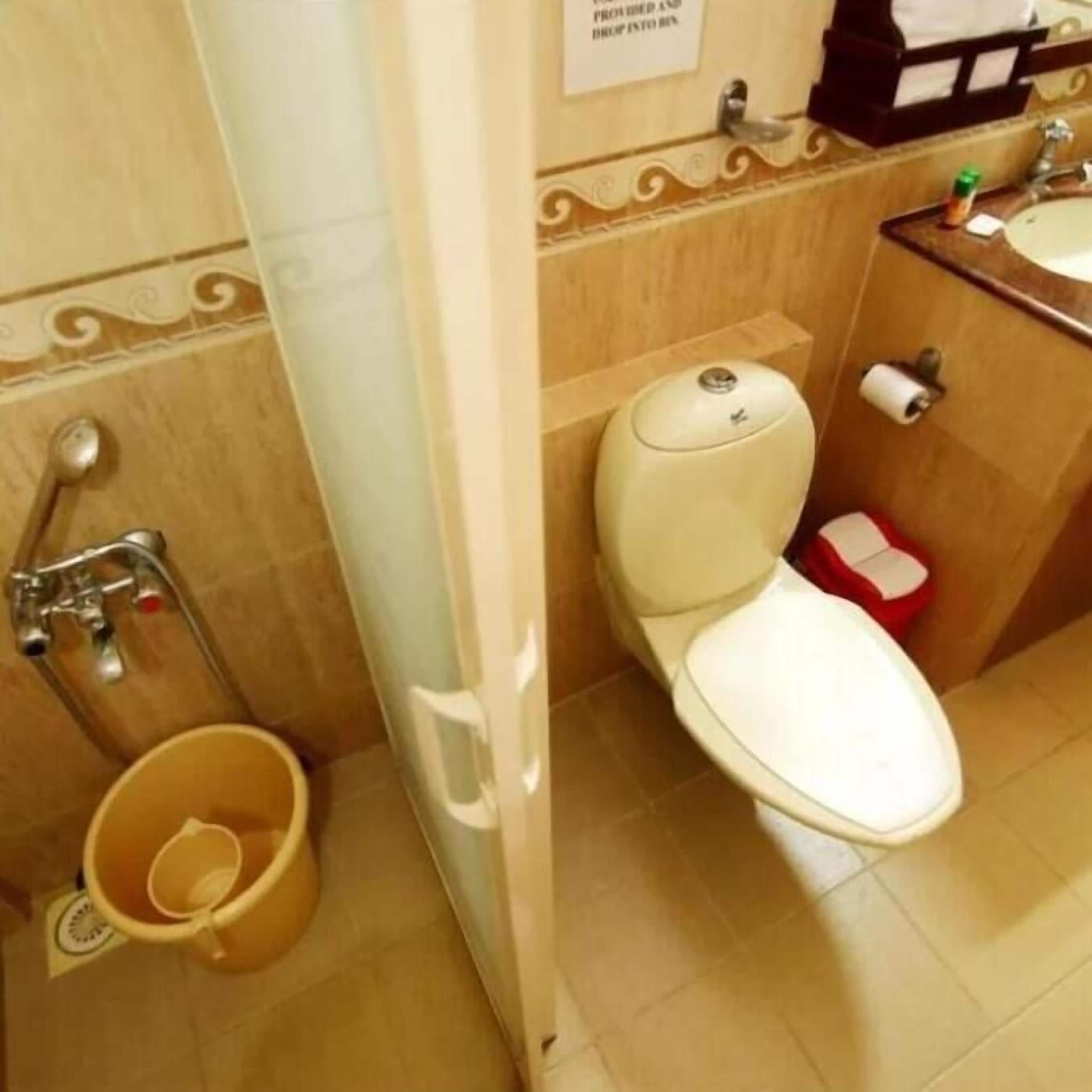 ac luxury cottage | bathroom | shower, free toiletries, hair dryer, bidet