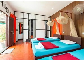 Lyxigt fyrbäddsrum | Sängtillbehör av högsta kvalitet och värdeförvaringsskåp på rummet