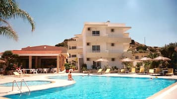 Kolam renang outdoor musiman