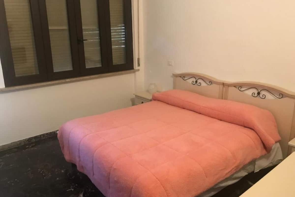 Doppelzimmer (Camera 4) | Hochwertige Bettwaren, Schreibtisch, laptopgeeigneter Arbeitsplatz