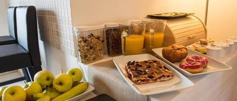 Petit déjeuner complet (5.00 EUR par personne)