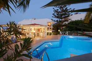 Outdoor pool, pool umbrellas, pool loungers - Remi Studios & Apartments (Hersonissos)