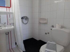 Suihku, hiustenkuivaaja, pyyhkeet