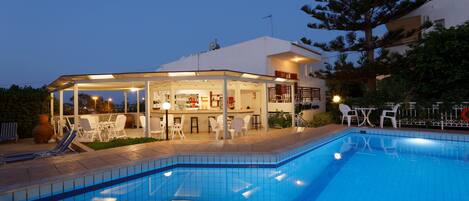 Außenpool, Sonnenschirme, Liegestühle