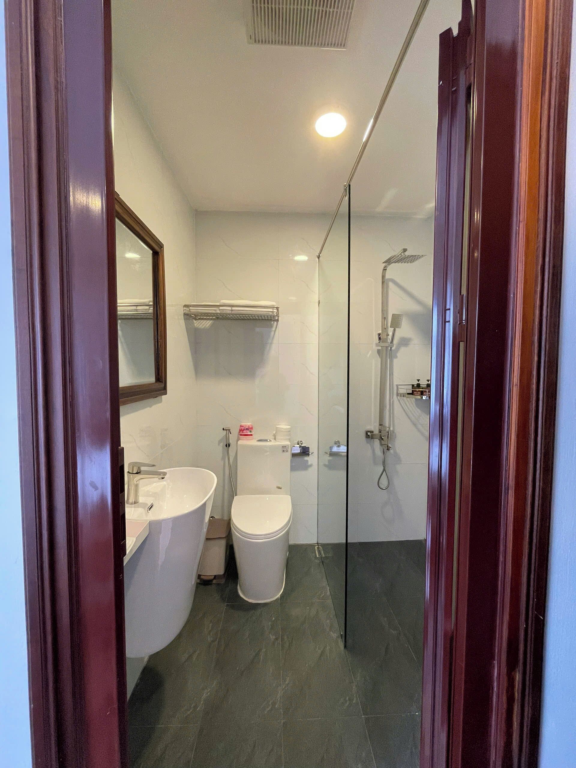 combined shower/bathtub, deep-soaking bathtub, hydromassage showerhead