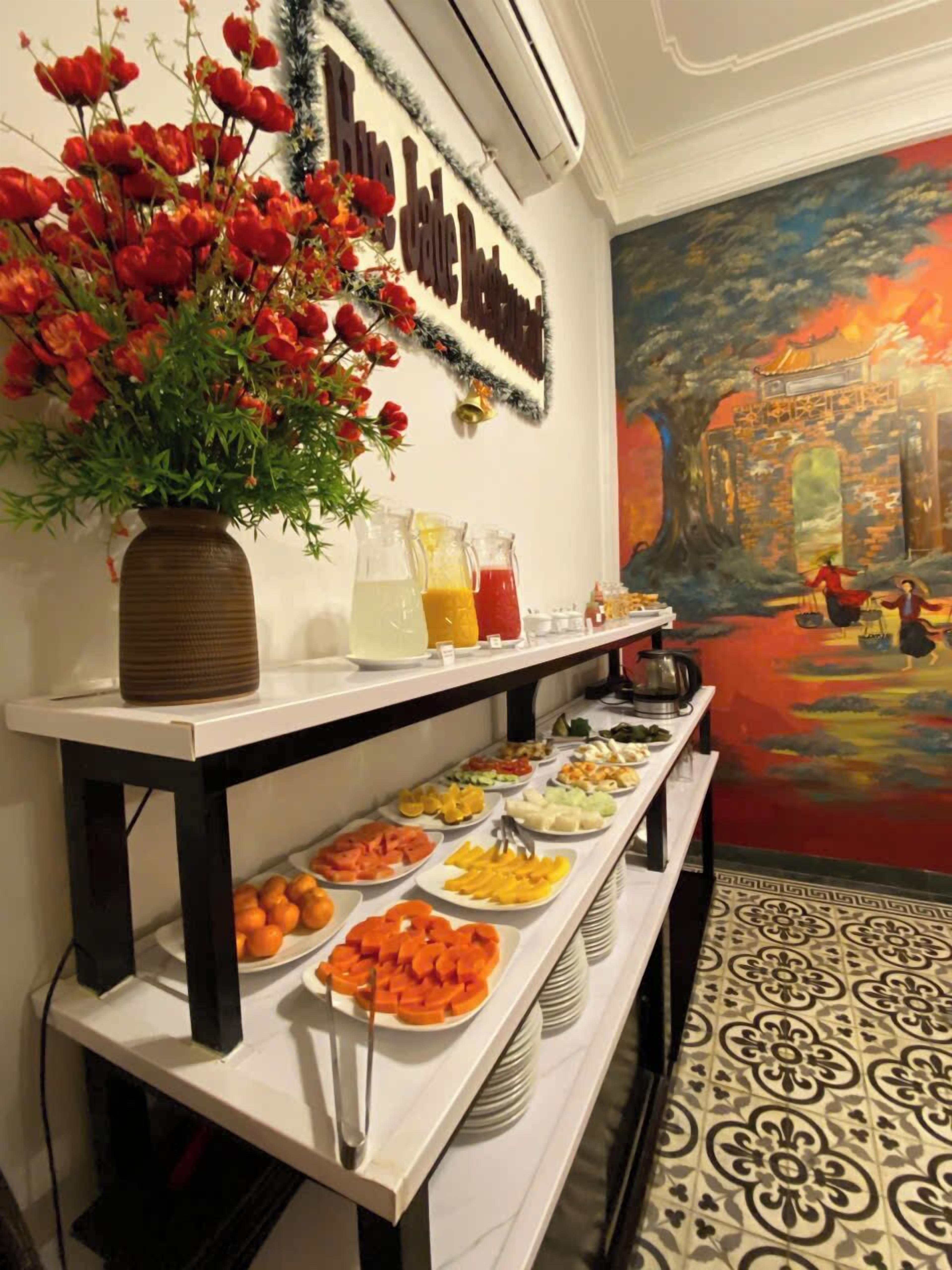 Daily buffet breakfast (VND 100000 per person)