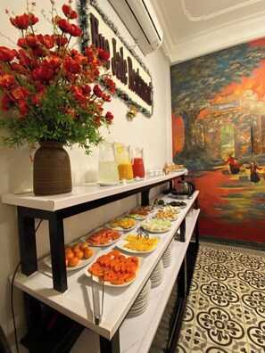 Daily buffet breakfast (VND 100000 per person)