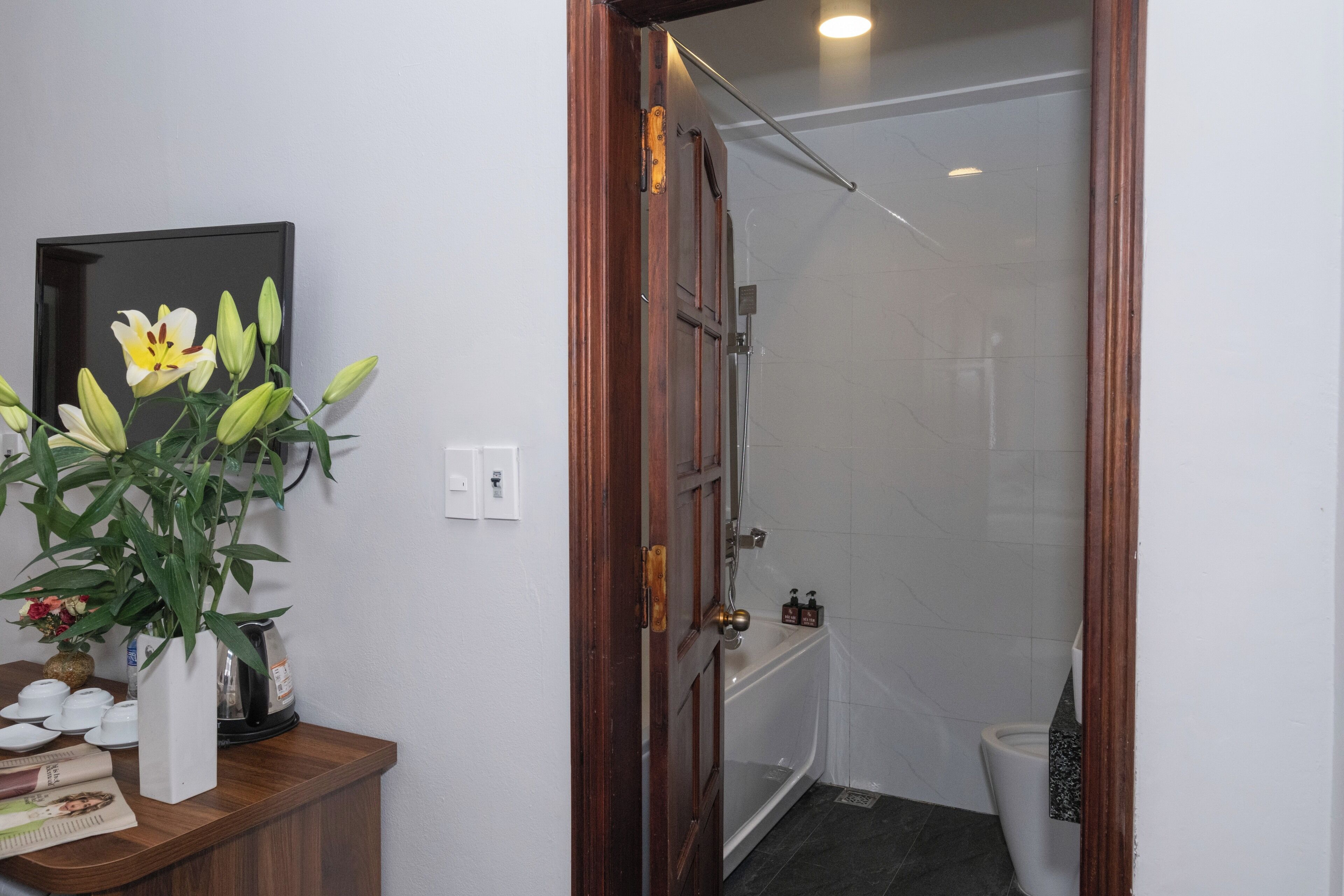 combined shower/bathtub, deep-soaking bathtub, hydromassage showerhead