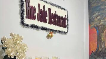 Dagelijks ontbijtbuffet (VND 100000 per persoon)