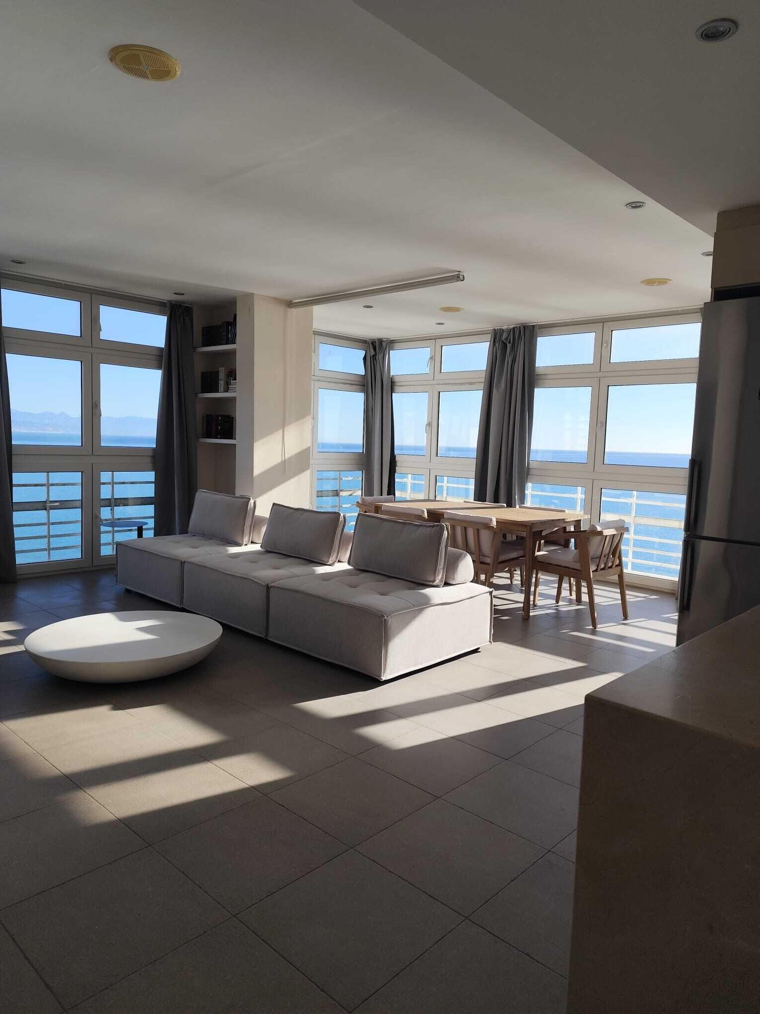 Apartament Deluxe, 1 dormitori, vistes al mar | Sala d'estar | Televisor de pantalla plana 
