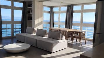 Deluxe-huoneisto, 1 makuuhuone, merinäköala | Oleskelualue | Taulutelevisio