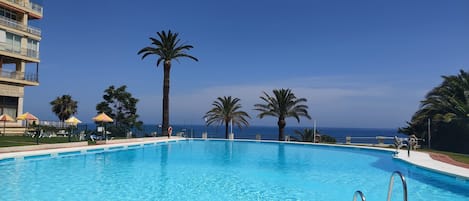 Piscine extérieure (ouverte en saison), chaises longues