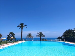 季節性室外游泳池，提供日光浴躺椅