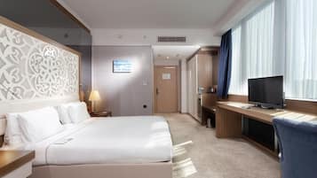 Habitación doble estándar, 1 cama matrimonial, vista a la ciudad | Ropa de cama de alta calidad y minibar