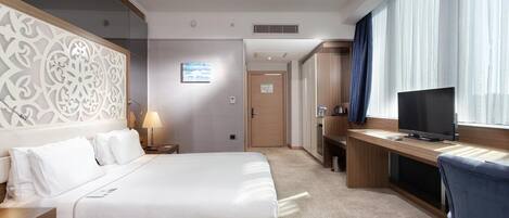 Standard-dobbeltværelse - 1 dobbeltseng - byudsigt | Premium-sengetøj, minibar, pengeskab på værelset, skrivebord