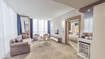 Ropa de cama de alta calidad, minibar, caja fuerte y escritorio