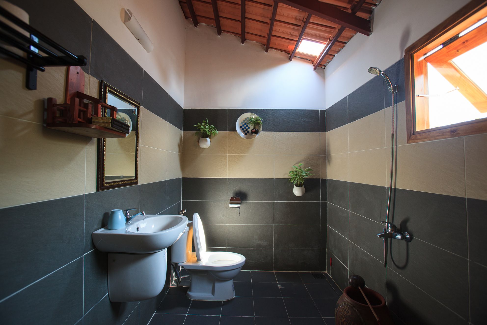 bungalow, partial sea view | bathroom | shower, free toiletries, hair dryer, slippers